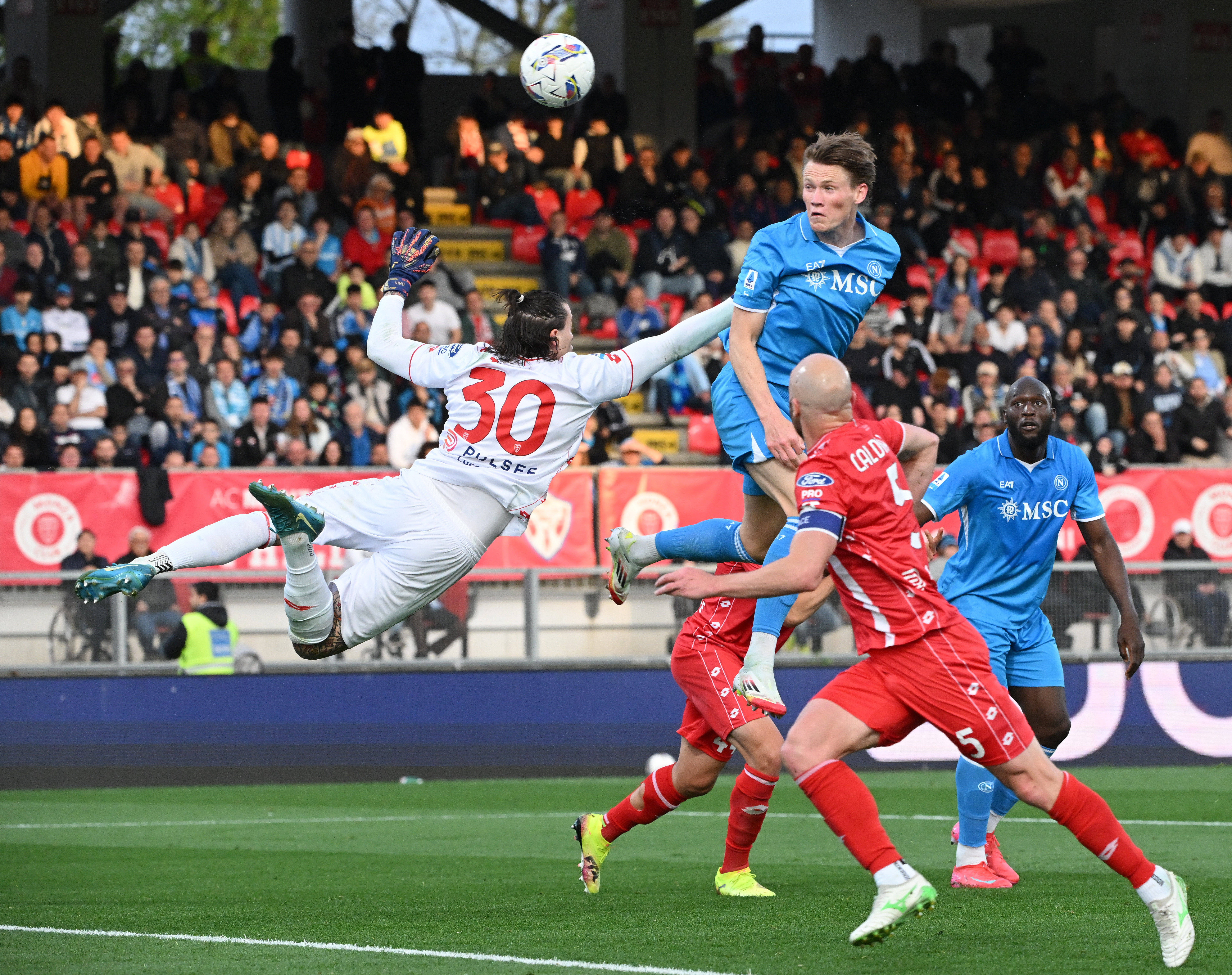 足球比赛的激烈对抗吸引众目睽睽