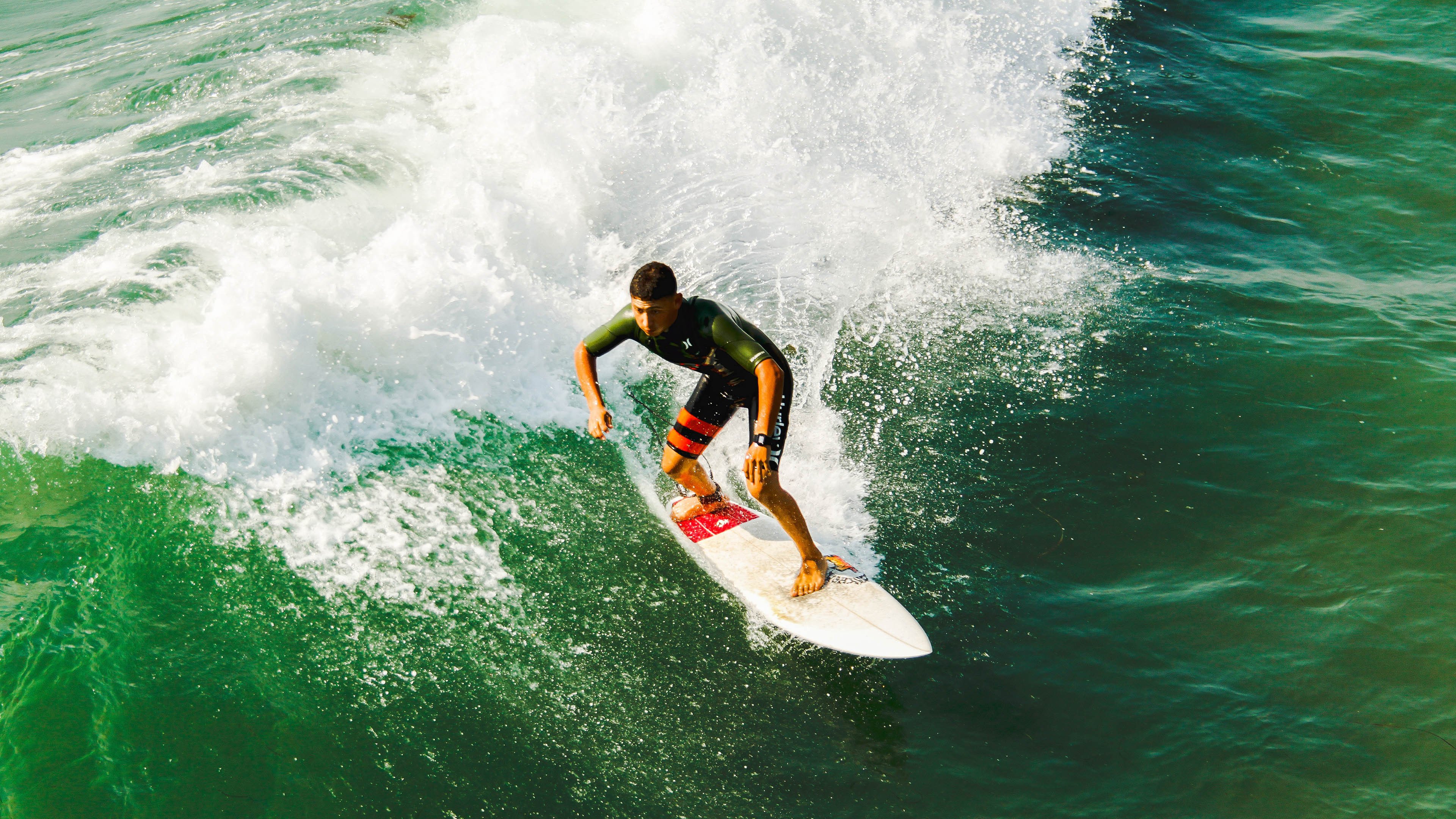 赛道上的逆袭,哈斯车队横扫迈凯伦,阿隆索关键制胜