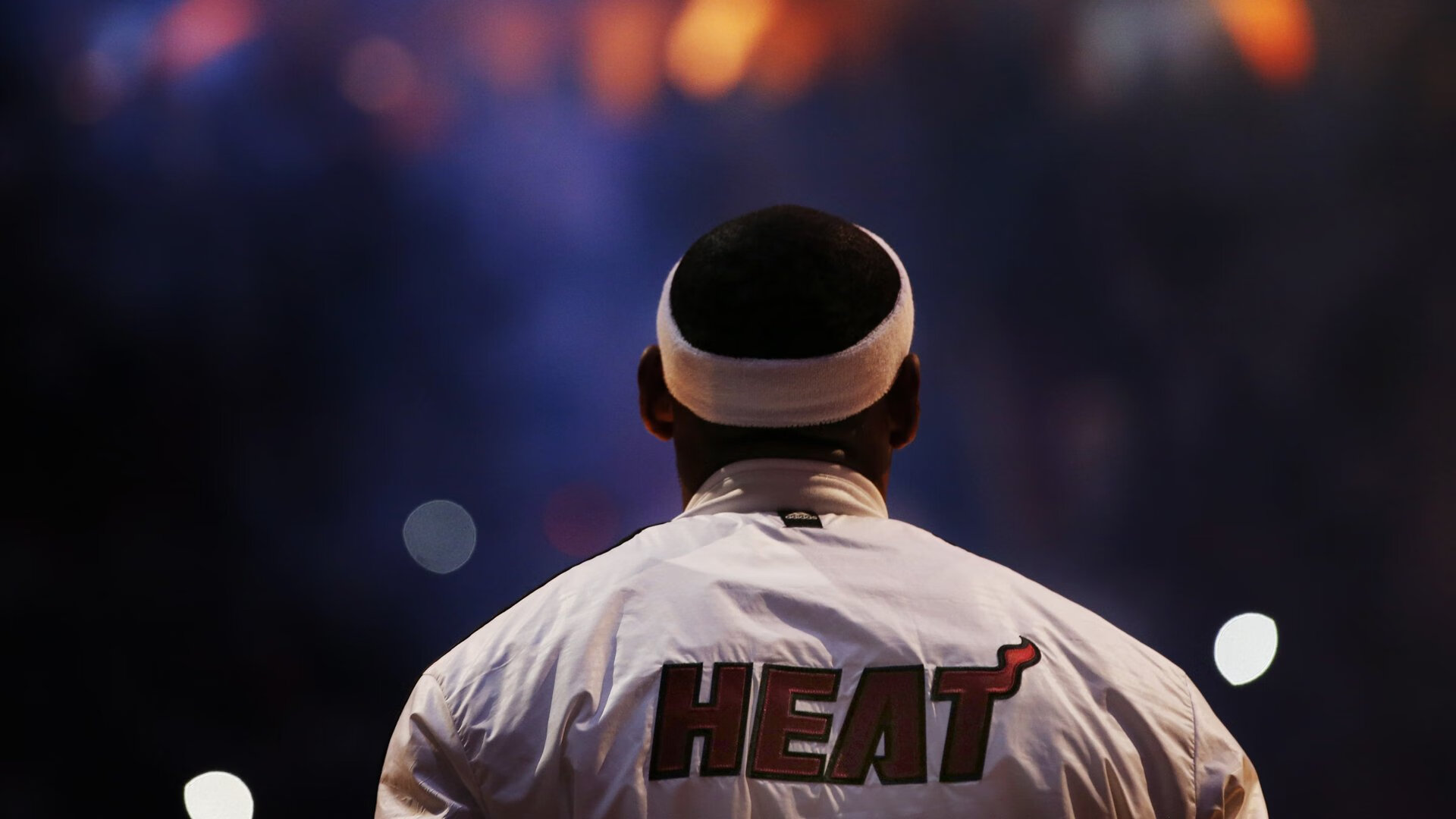这是一篇融合了西甲国家德比与NBA焦点战双线叙事的文章，旨在通过跨时空的体育激情，突出唯一性的主题